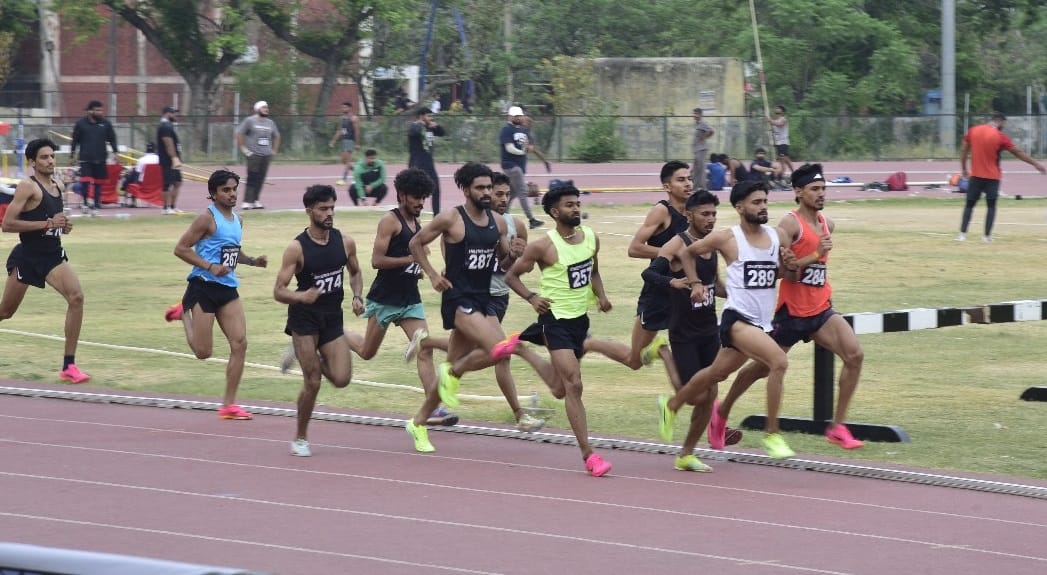 कुरुक्षेत्र। दौड़ प्रतियोगिता में जीत की जद्दोजहद में एक दूसरे को पछाड़ते हुए खिलाड़ी। संवाद