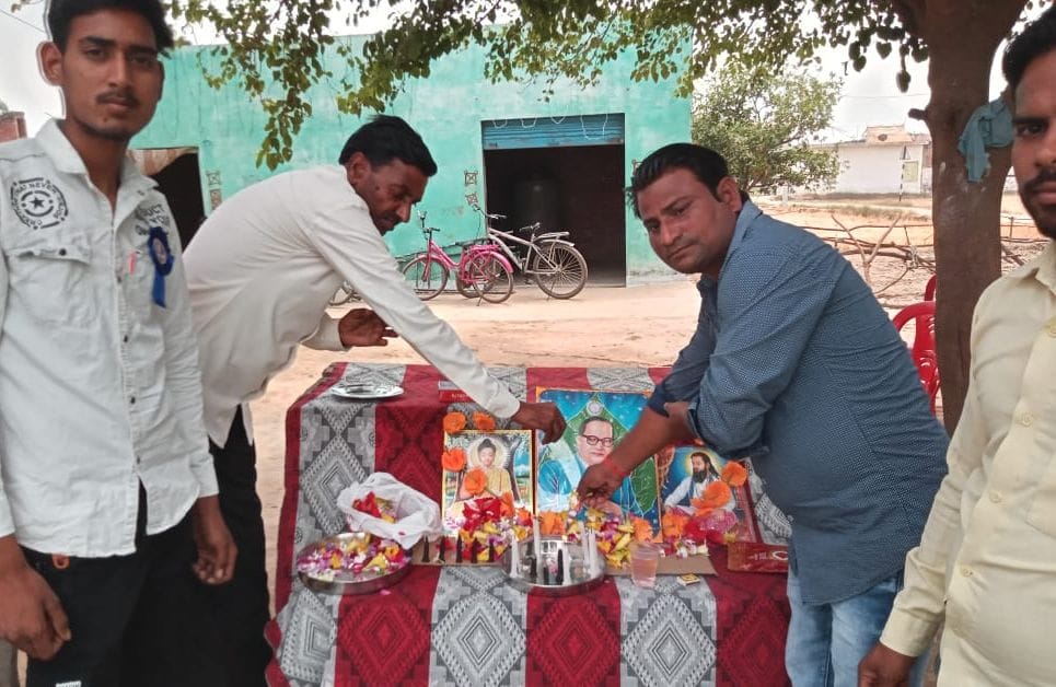 पलिया नगर पालिका में अंबेडकर जयंती के दौरान मौजूद पालिकाध्यक्ष व स्टाफ। संवाद पलिया नगर पालिका में अंबेडकर जयंती के दौरान मौजूद पालिकाध्यक्ष व स्टाफ। संवाद