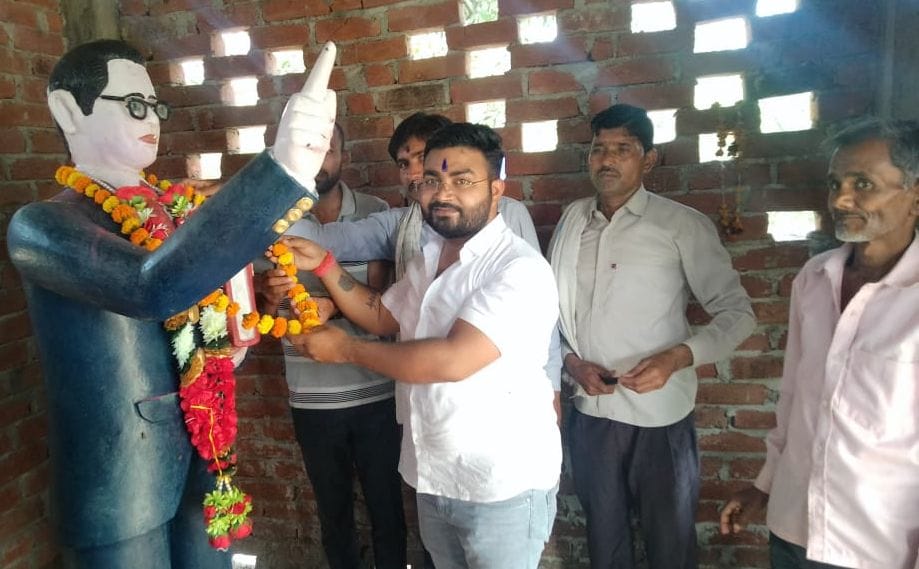 पलिया नगर पालिका में अंबेडकर जयंती के दौरान मौजूद पालिकाध्यक्ष व स्टाफ। संवाद पलिया नगर पालिका में अंबेडकर जयंती के दौरान मौजूद पालिकाध्यक्ष व स्टाफ। संवाद