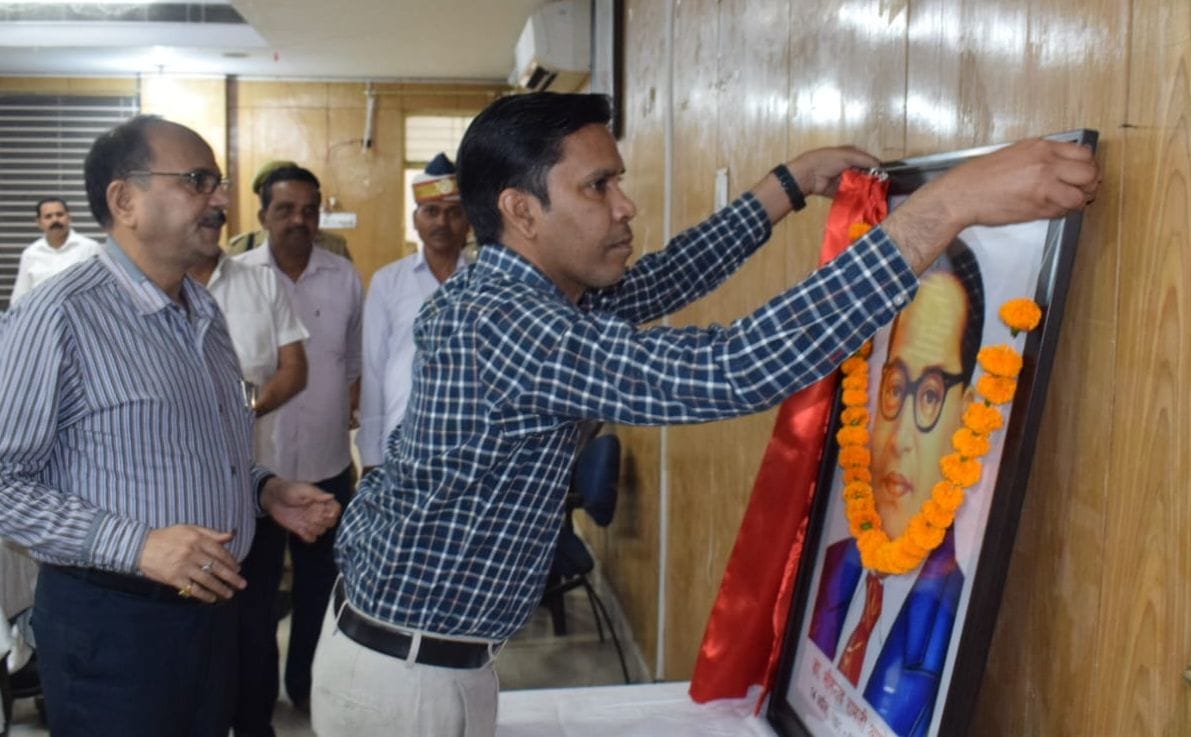 पलिया नगर पालिका में अंबेडकर जयंती के दौरान मौजूद पालिकाध्यक्ष व स्टाफ। संवाद पलिया नगर पालिका में अंबेडकर जयंती के दौरान मौजूद पालिकाध्यक्ष व स्टाफ। संवाद