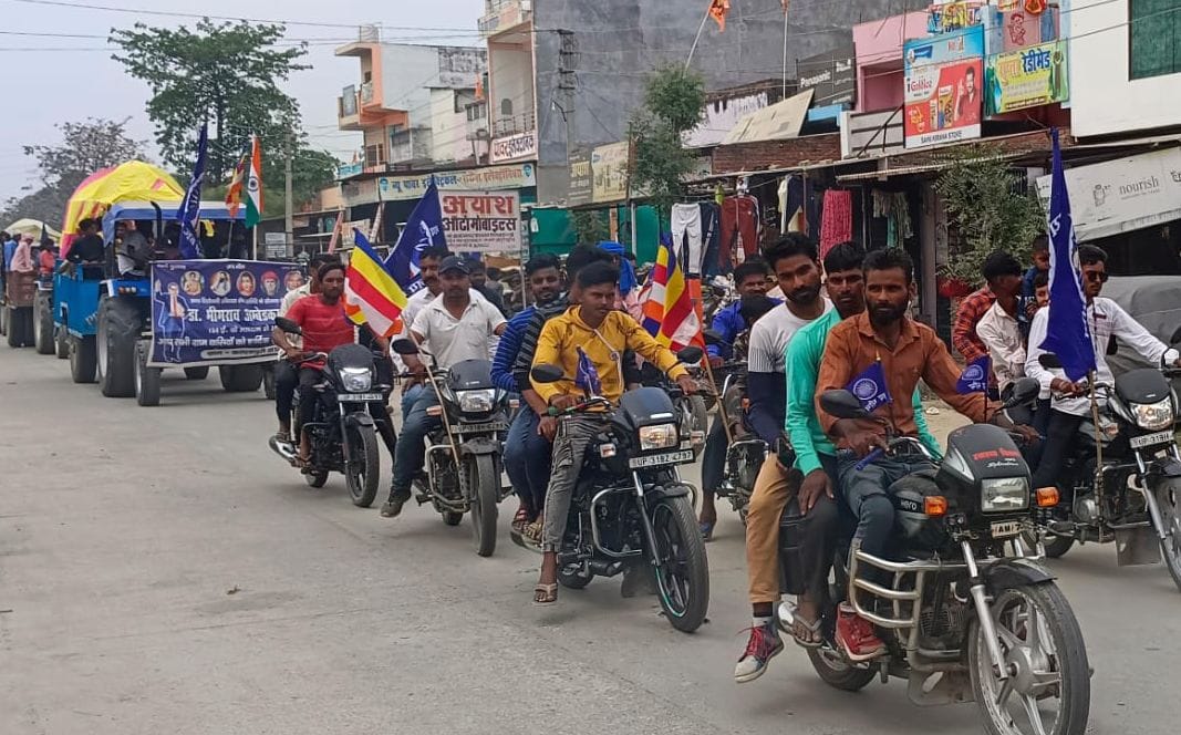 पलिया नगर पालिका में अंबेडकर जयंती के दौरान मौजूद पालिकाध्यक्ष व स्टाफ। संवाद पलिया नगर पालिका में अंबेडकर जयंती के दौरान मौजूद पालिकाध्यक्ष व स्टाफ। संवाद