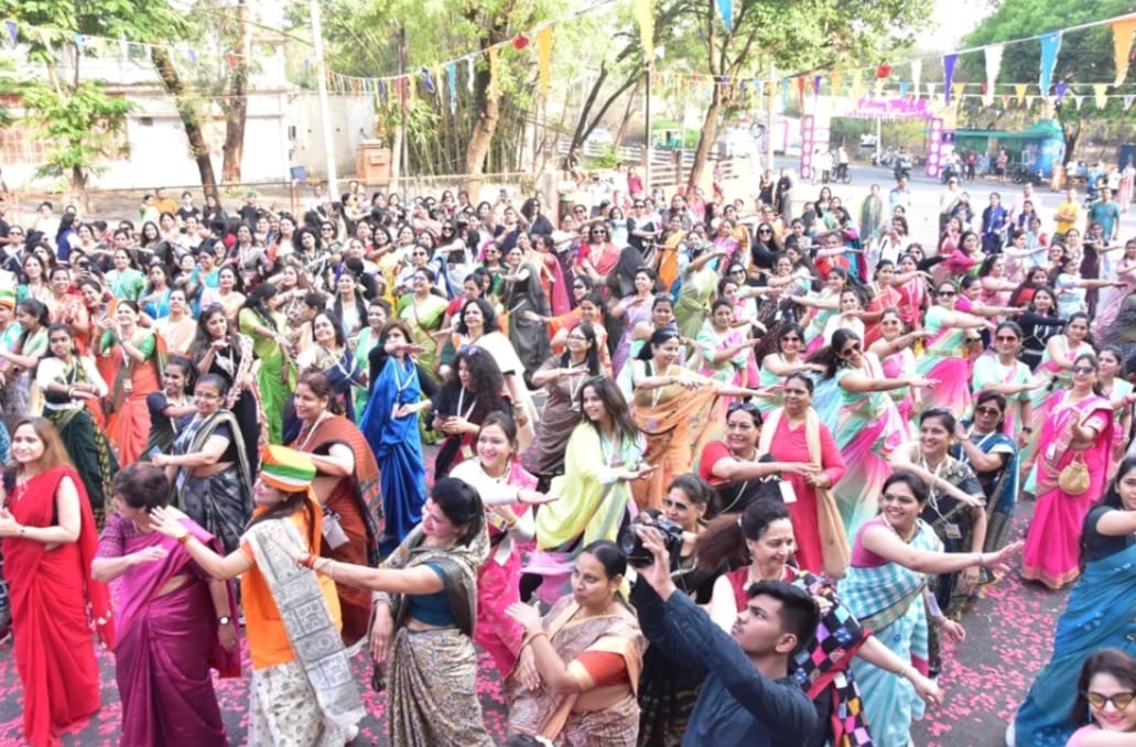 साड़ी रन प्रतियोगिता के फोटो साड़ी रन प्रतियोगिता के फोटो