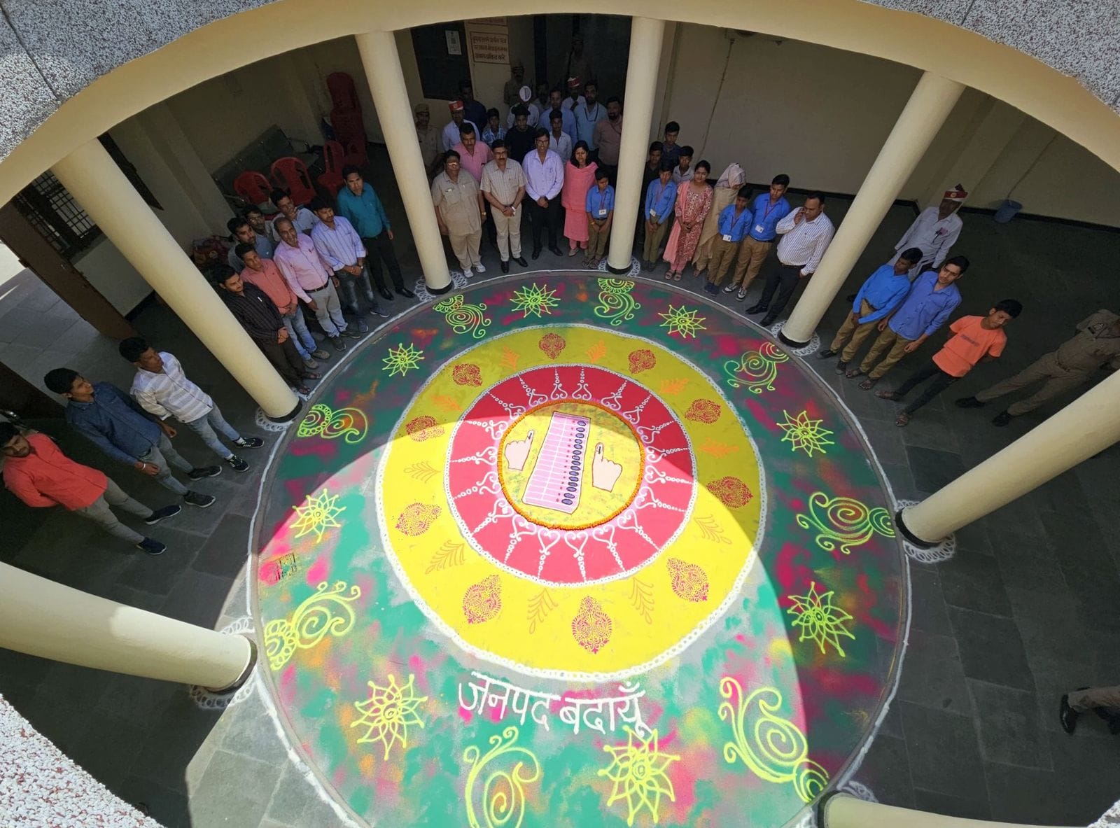 शहीद भगत सिंह चौक पर छात्र-छात्राओं को मतदान की सपथ दिलाते डीएम मनोज कुमार।स्रोत-प्रशासन शहीद भगत सिंह चौक पर छात्र-छात्राओं को मतदान की सपथ दिलाते डीएम मनोज कुमार।स्रोत-प्रशासन