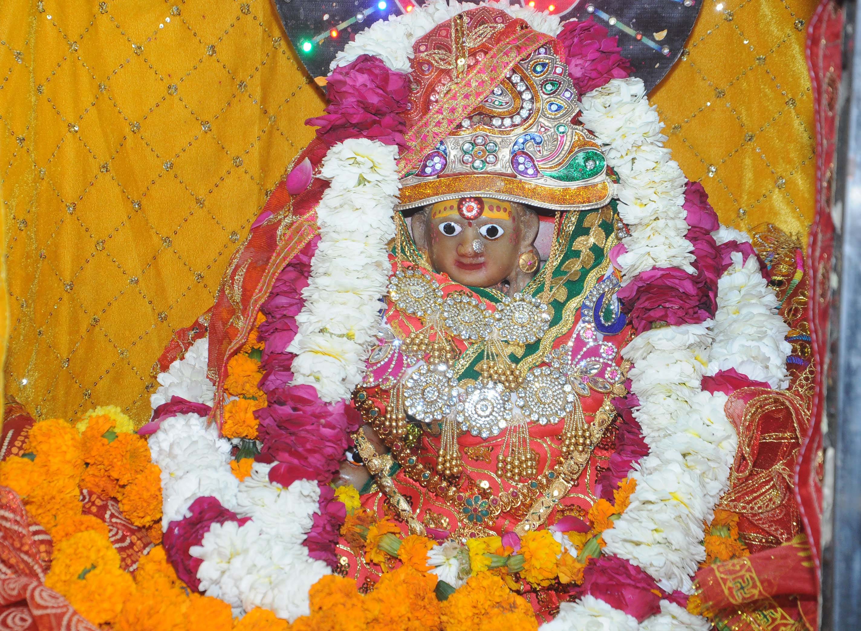 शामली आठठे वाल में पूजा  अर्चना करते श्रदांलू