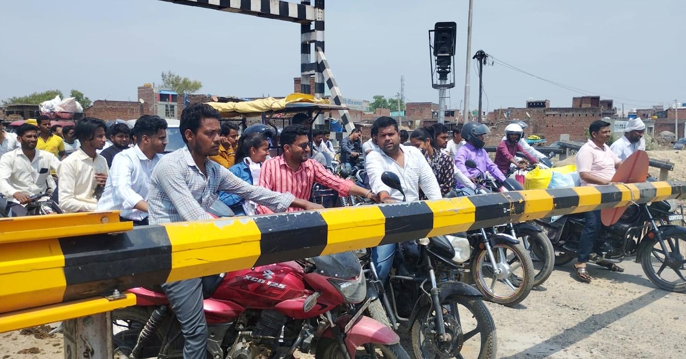उझानी में इंजन बंद हो जाने के बाद प्लेटफार्म के पास खड़ी पैसेंजर ट्रेन। संवाद उझानी में इंजन बंद हो जाने के बाद प्लेटफार्म के पास खड़ी पैसेंजर ट्रेन। संवाद