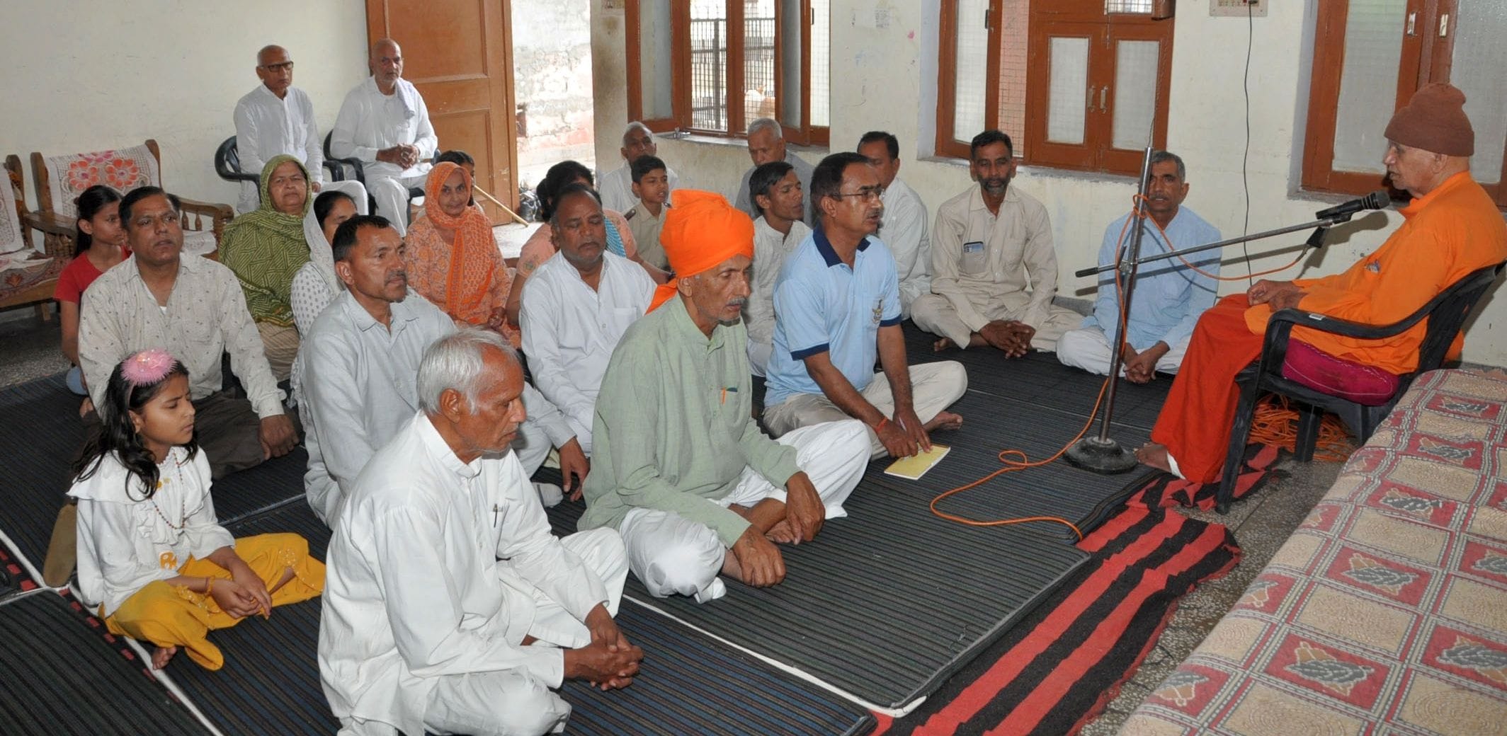 14जेएनडी14-मासिक वैदिक सत्संग में विचार रखते हुए स्वामी रामवेश। स्रोत संस्था