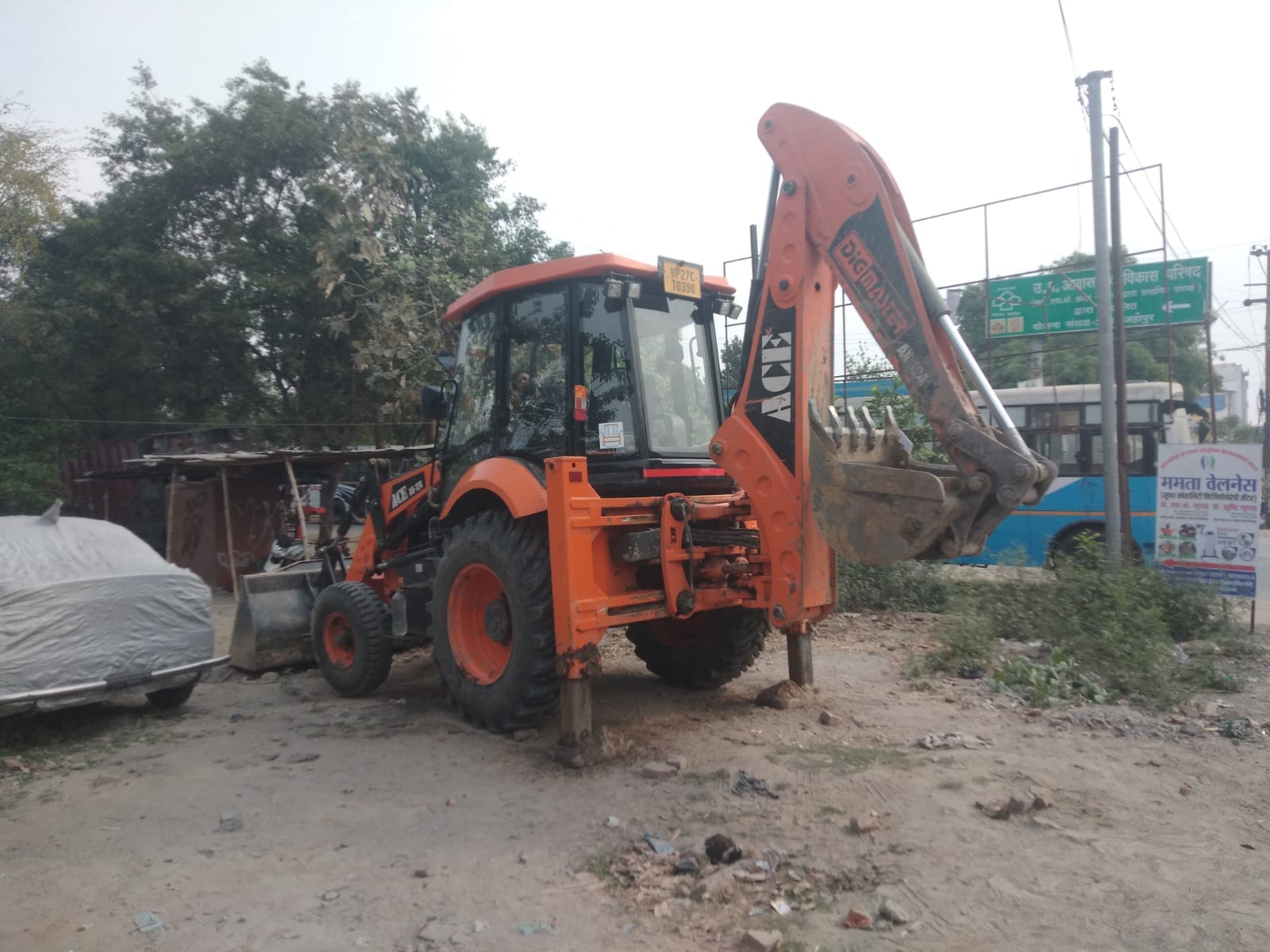 आवास एवं विकास परिषद कॉलोनी बरेली मोड़ के डंपिंग ग्राउंड की बाउंड्री को तोड़कर पाटा गया रास्ता।