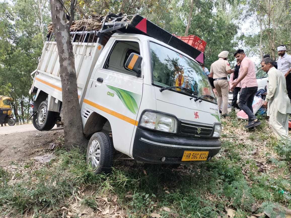 बराड़ा से एमएम मुलाना अस्पताल में रेफर हुए मरीज को ले जाते हुए परिजन