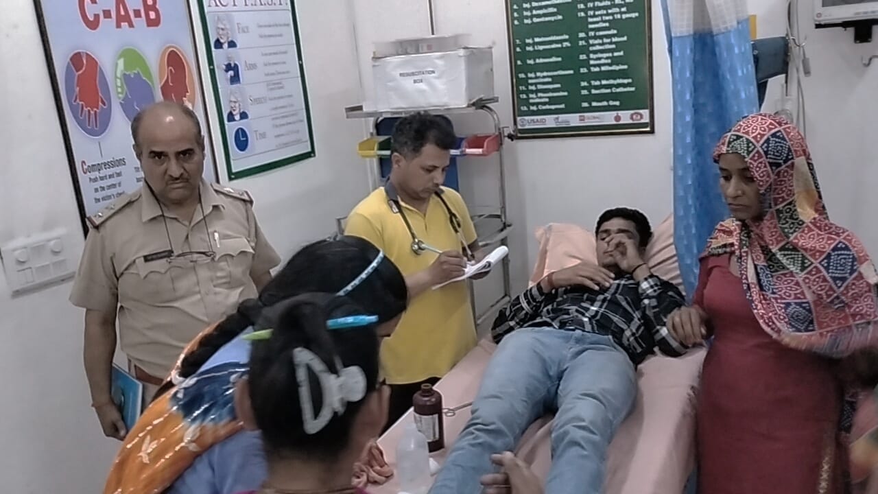 बराड़ा से एमएम मुलाना अस्पताल में रेफर हुए मरीज को ले जाते हुए परिजन