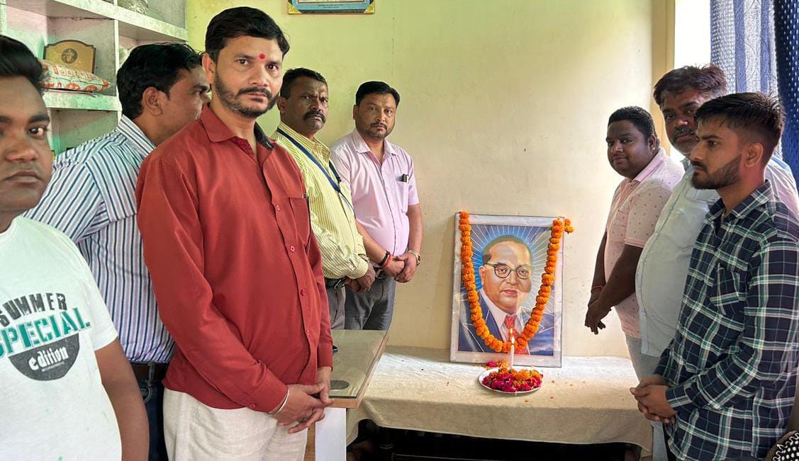 गांव पंडरी में अंबेडकर जंयती पर अंबेडकर जी की प्रतिमा पर माल्र्यापर्ण करते लोग । गांव पंडरी में अंबेडकर जंयती पर अंबेडकर जी की प्रतिमा पर माल्र्यापर्ण करते लोग ।
