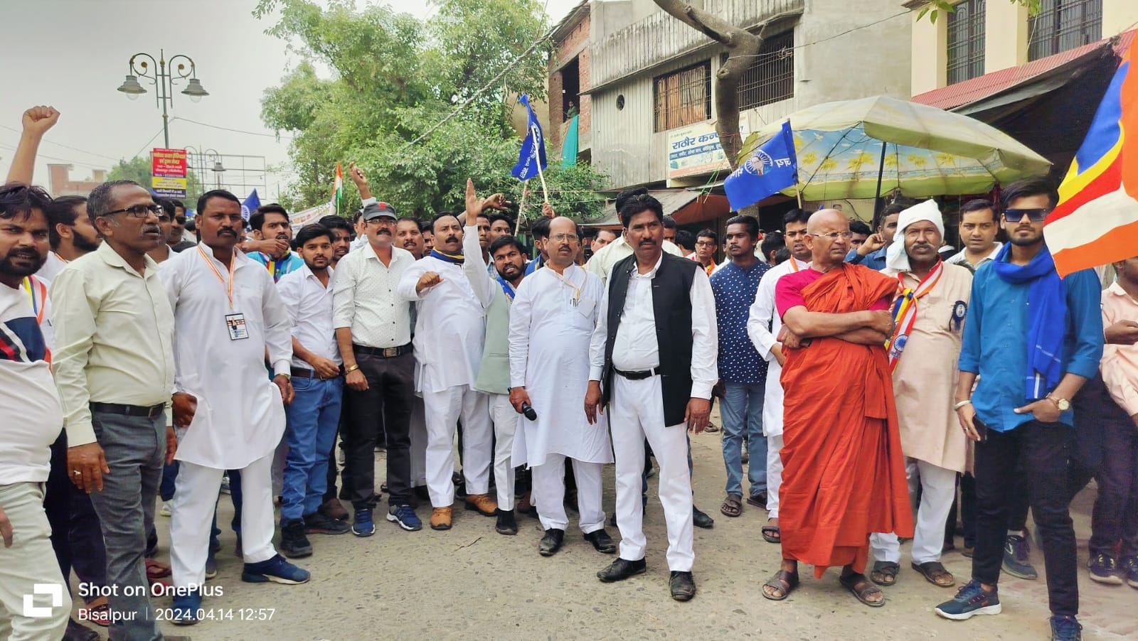 गांव पंडरी में अंबेडकर जंयती पर अंबेडकर जी की प्रतिमा पर माल्र्यापर्ण करते लोग । गांव पंडरी में अंबेडकर जंयती पर अंबेडकर जी की प्रतिमा पर माल्र्यापर्ण करते लोग ।