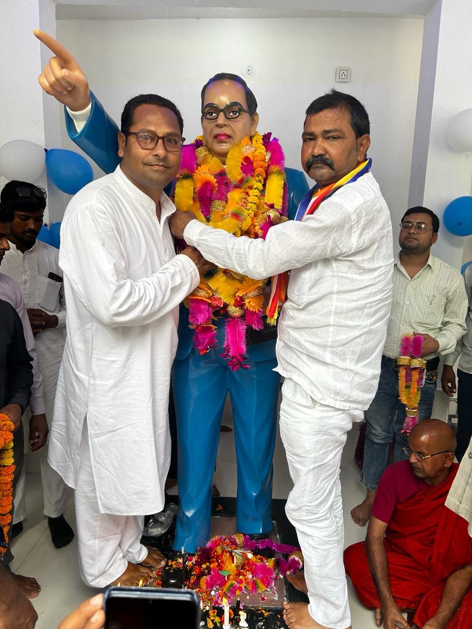 गांव पंडरी में अंबेडकर जंयती पर अंबेडकर जी की प्रतिमा पर माल्र्यापर्ण करते लोग । गांव पंडरी में अंबेडकर जंयती पर अंबेडकर जी की प्रतिमा पर माल्र्यापर्ण करते लोग ।