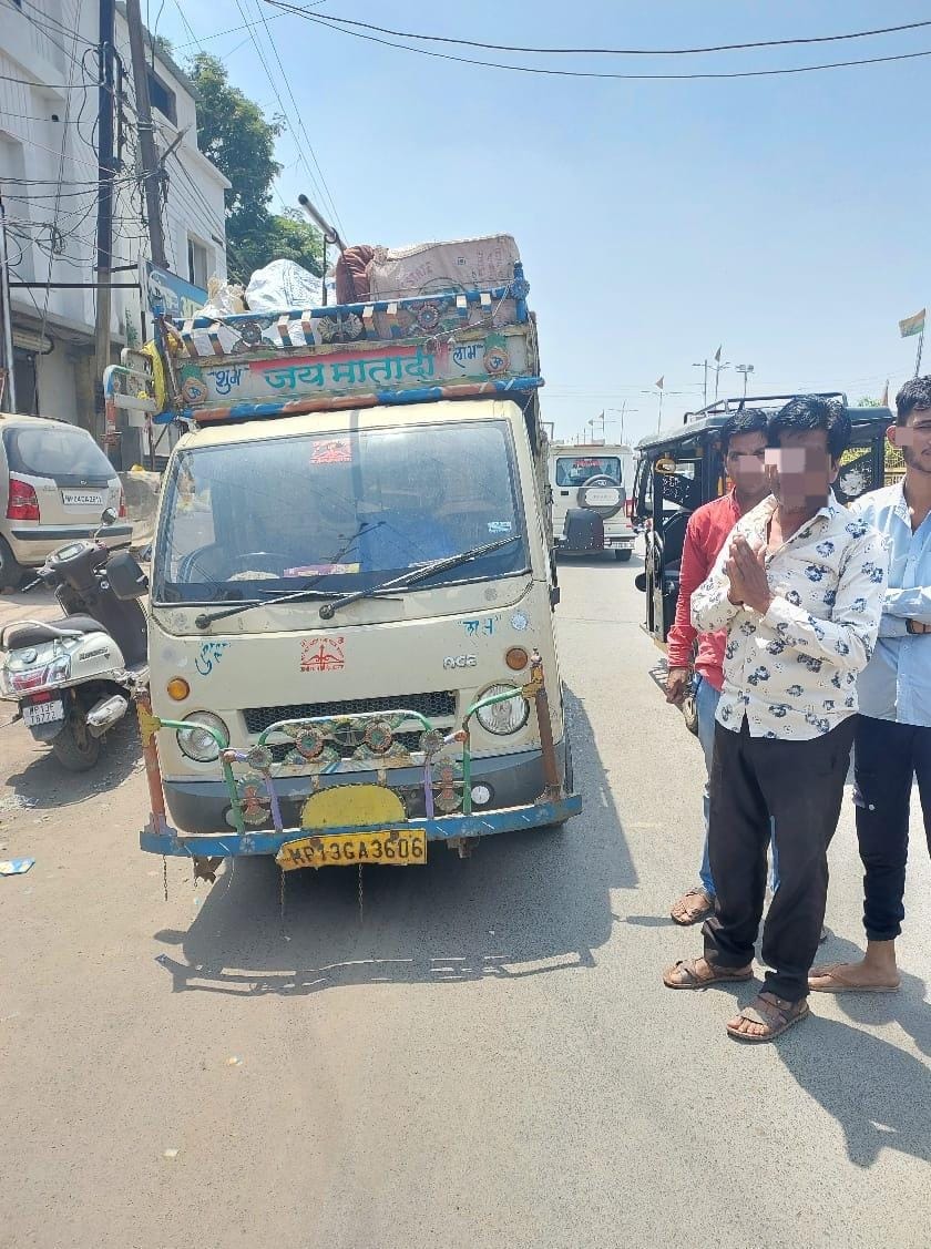 Driver Rakesh Madhya Ujjain News Traffic Police Action Against E Riksha Drivers - Madhya ...