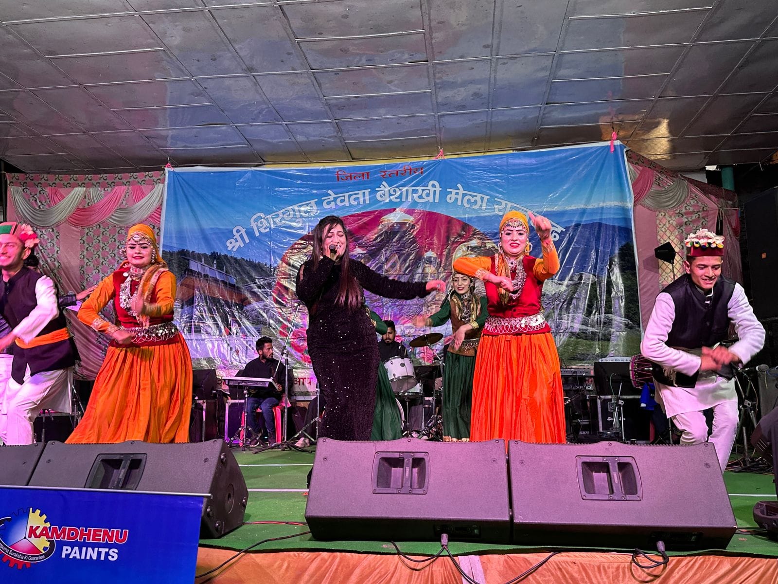जिला स्तरीय श्री शिरगुल देवता बैशाखी मेले की सांस्कृतिक संध्या में प्रस्तुति देते कलाकार। संवाद जिला स्तरीय श्री शिरगुल देवता बैशाखी मेले की सांस्कृतिक संध्या में प्रस्तुति देते कलाकार। संवाद
