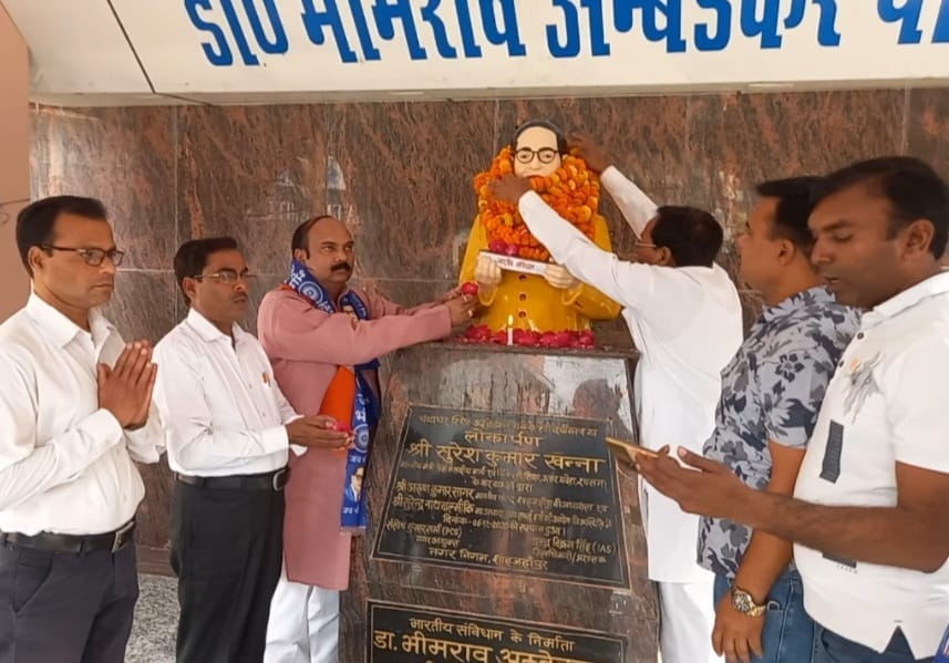 कलान के ब्लॉक संस्थान केंद्र पर बाबा साहब के चित्र के समक्ष मौजूद लोग। संस्था कलान के ब्लॉक संस्थान केंद्र पर बाबा साहब के चित्र के समक्ष मौजूद लोग। संस्था