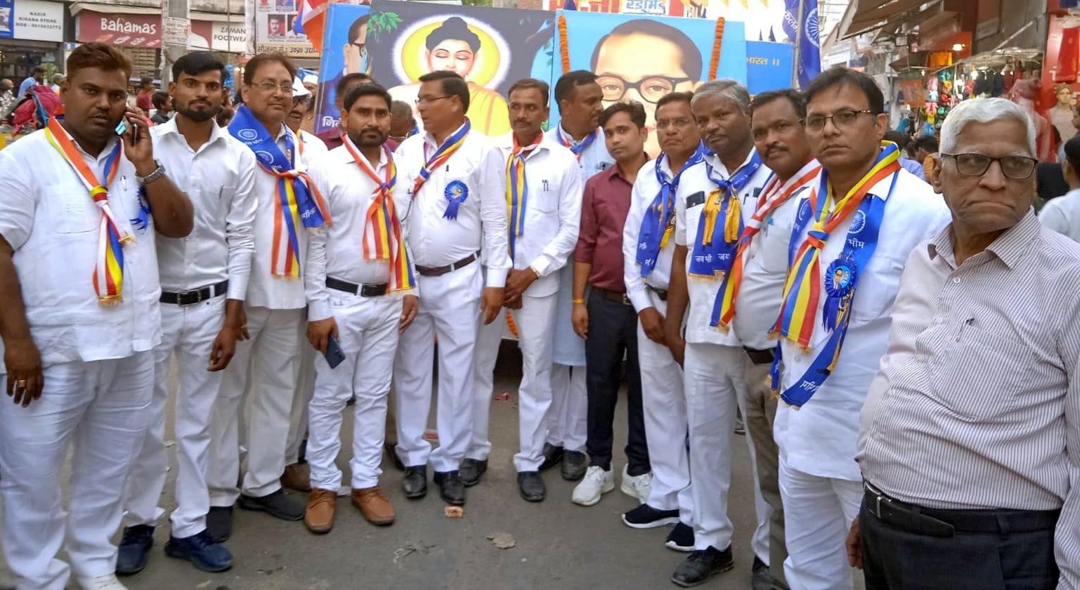 कलान के ब्लॉक संस्थान केंद्र पर बाबा साहब के चित्र के समक्ष मौजूद लोग। संस्था कलान के ब्लॉक संस्थान केंद्र पर बाबा साहब के चित्र के समक्ष मौजूद लोग। संस्था