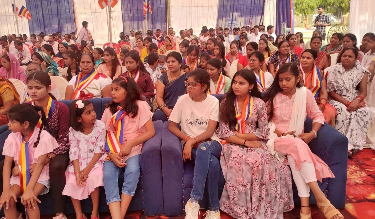 कलान के ब्लॉक संस्थान केंद्र पर बाबा साहब के चित्र के समक्ष मौजूद लोग। संस्था कलान के ब्लॉक संस्थान केंद्र पर बाबा साहब के चित्र के समक्ष मौजूद लोग। संस्था