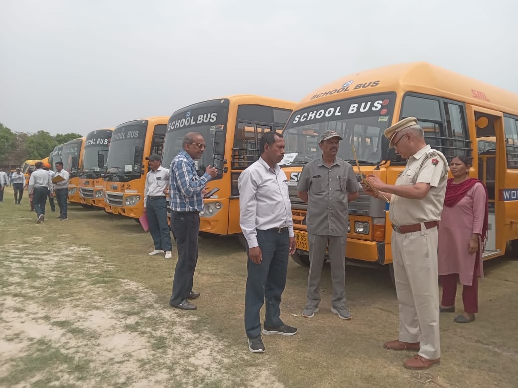 कुरुक्षेत्र। बस ड्राइवरों को नियमों के बारे में जानकारी देते हुए अधिकारी। संवाद