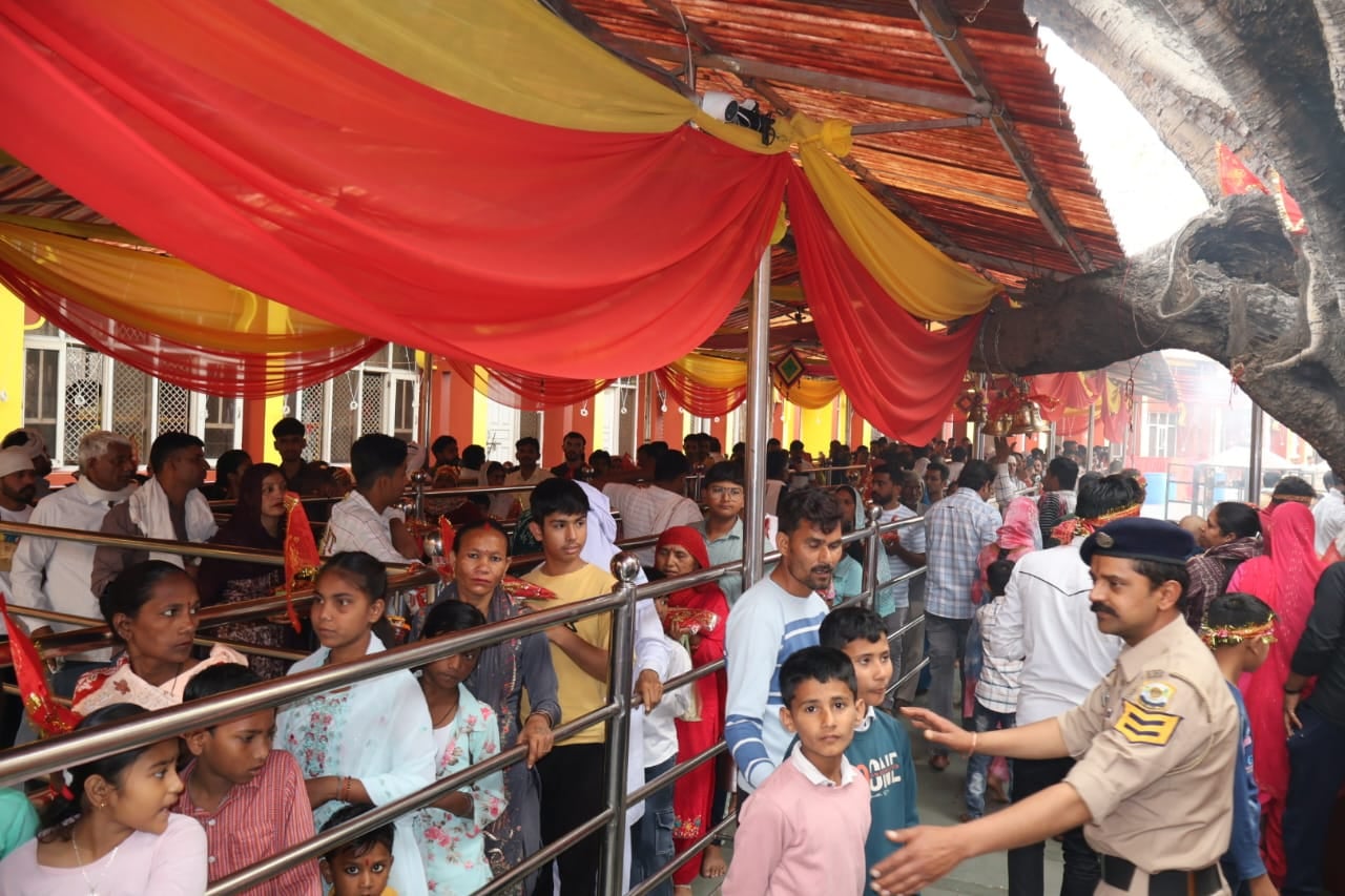 नवरात्र के दौरान महामाया माता बाला सुंदरी मंदिर त्रिलोकपुर में दर्शन करते श्रद्धालु। संवाद