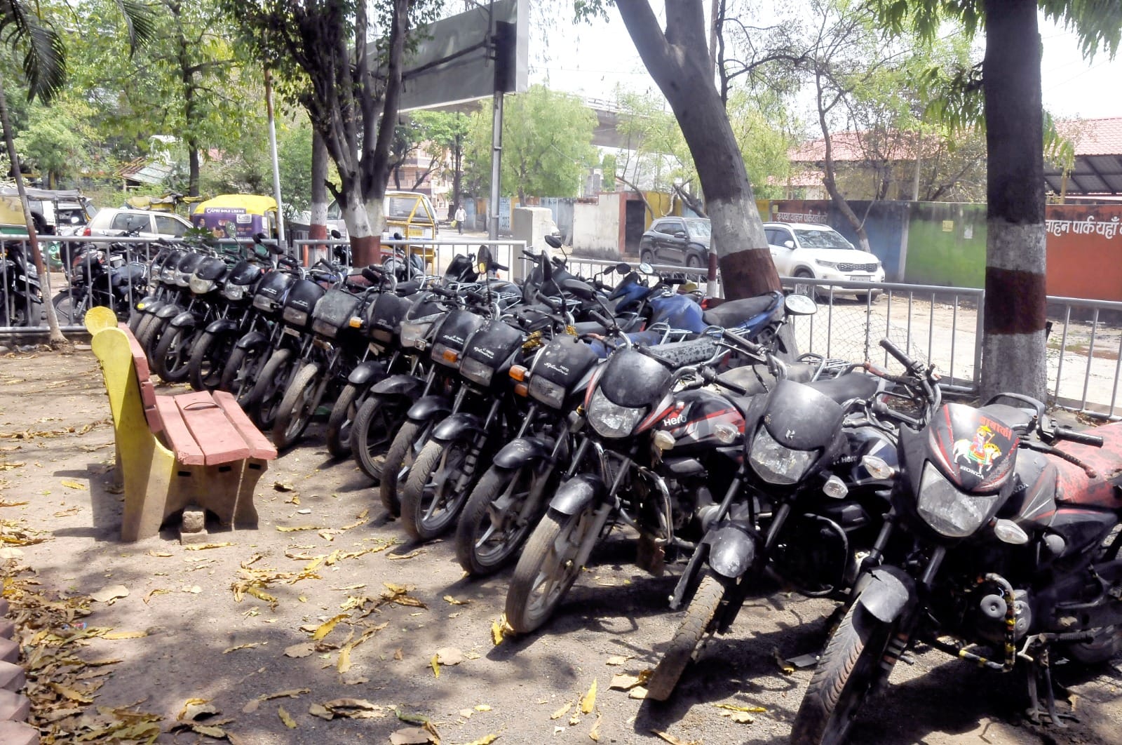 पुलिस गिरफ्त में वाहन चोर गिरोह के सदस्य और दिखाई देते चोरी किए गए वाहन... पुलिस गिरफ्त में वाहन चोर गिरोह के सदस्य और दिखाई देते चोरी किए गए वाहन...