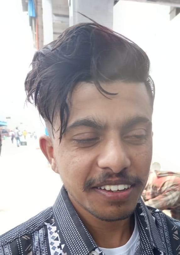 प्लेटफार्म 1 पर लगे वाटर कूलर पर मौजूद यात्री। संवाद