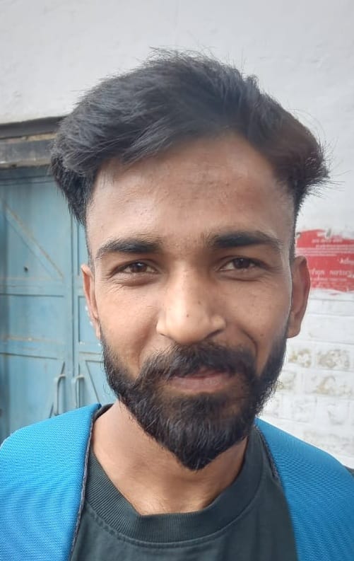 प्लेटफार्म 1 पर लगे वाटर कूलर पर मौजूद यात्री। संवाद