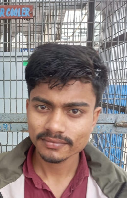 प्लेटफार्म 1 पर लगे वाटर कूलर पर मौजूद यात्री। संवाद