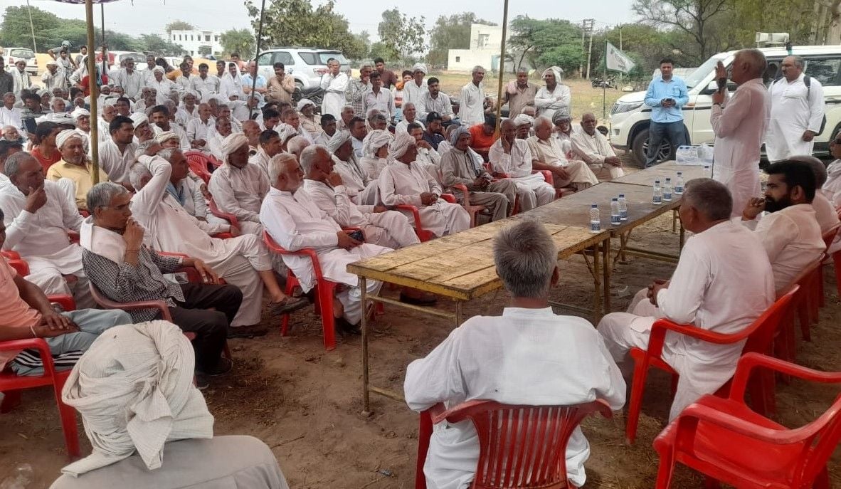 सोनीपत के गांव फरमाणा स्थित खरीद केंद्र पर बैठक के दौरान किसानों को संबोधित करते प्रधान दयानंद सोनीपत के गांव फरमाणा स्थित खरीद केंद्र पर बैठक के दौरान किसानों को संबोधित करते प्रधान दयानंद