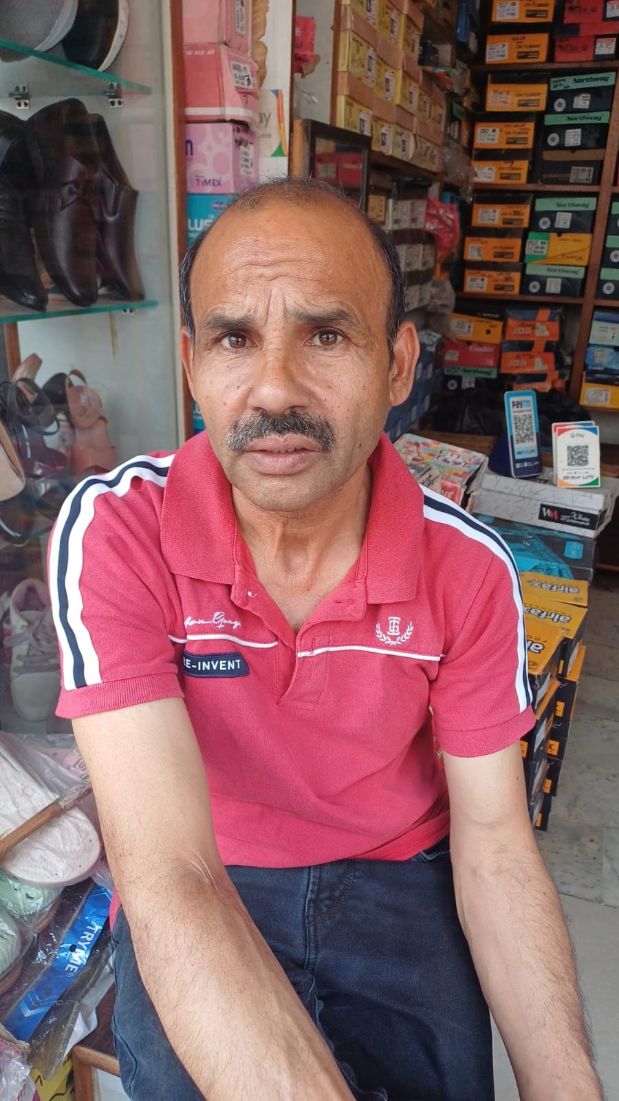 विक्की, दुकानदार