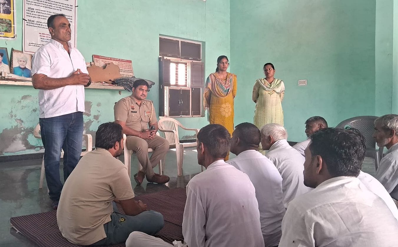 15जेएनडी03: पौली गांव में युवाओं को नशे के प्रति जागरूक करते थाना प्रभारी। संवाद 15जेएनडी03: पौली गांव में युवाओं को नशे के प्रति जागरूक करते थाना प्रभारी। संवाद