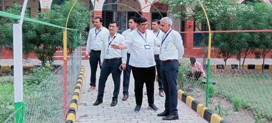 15जेएनडी16: सांइस लैब को देखते हुए टीम। संवाद 15जेएनडी16: सांइस लैब को देखते हुए टीम। संवाद