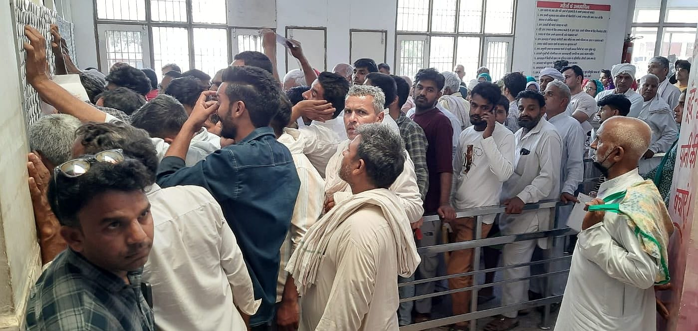 15जेएनडी18 : नागरकि अस्पताल में दवा के लिए लगी मरीजों की लंबी लाइन। संवाद 15जेएनडी18 : नागरकि अस्पताल में दवा के लिए लगी मरीजों की लंबी लाइन। संवाद