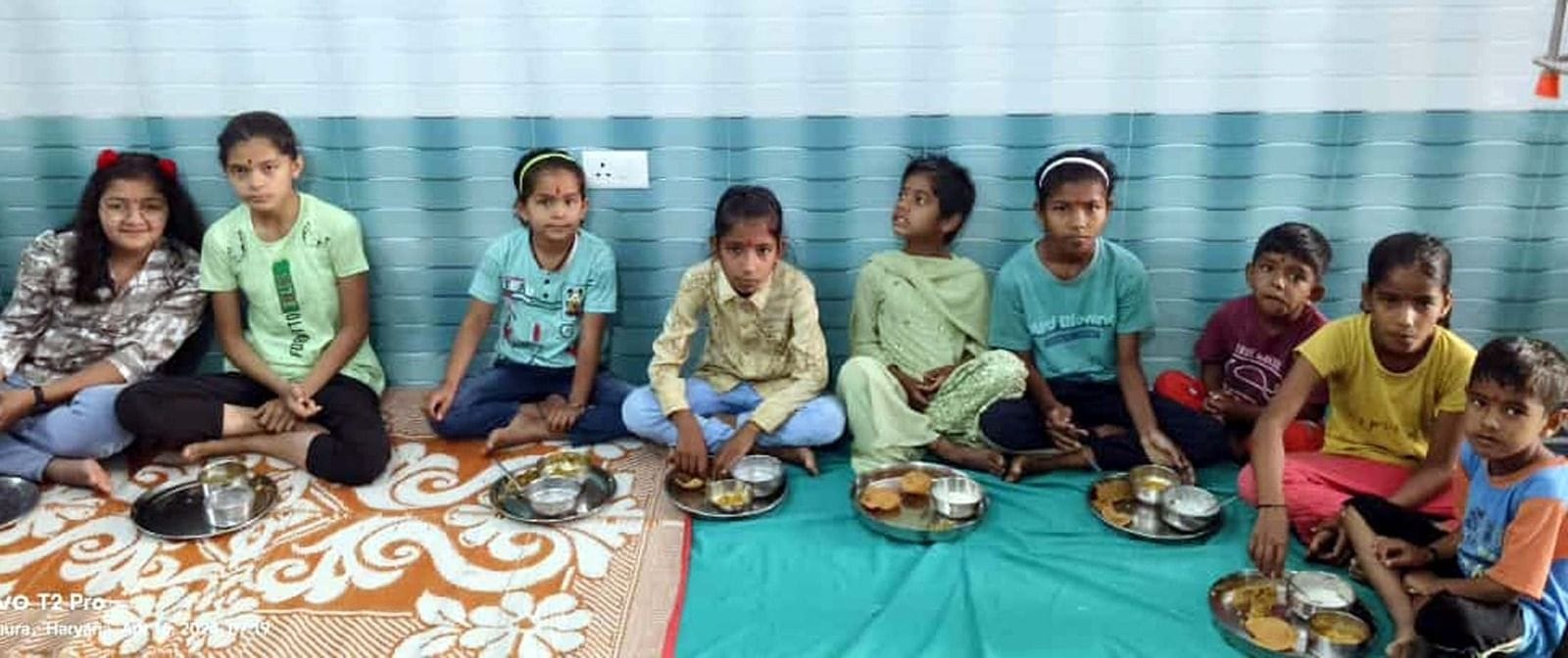 16जेएनडी10 : कन्याओं को भोजन करवाने के बाद उनकी पूजा करके उपहार देते श्रद्धालु। संवाद 16जेएनडी10 : कन्याओं को भोजन करवाने के बाद उनकी पूजा करके उपहार देते श्रद्धालु। संवाद