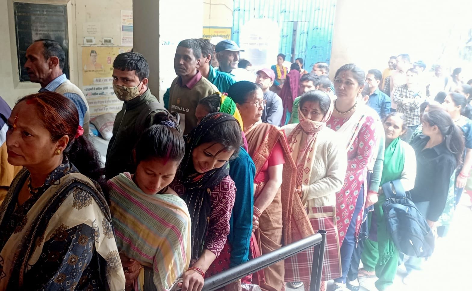 बागेश्वर के जिला अस्पताल में पर्ची काउंटर पर लगी मरीजों की लाइन। संवाद बागेश्वर के जिला अस्पताल में पर्ची काउंटर पर लगी मरीजों की लाइन। संवाद
