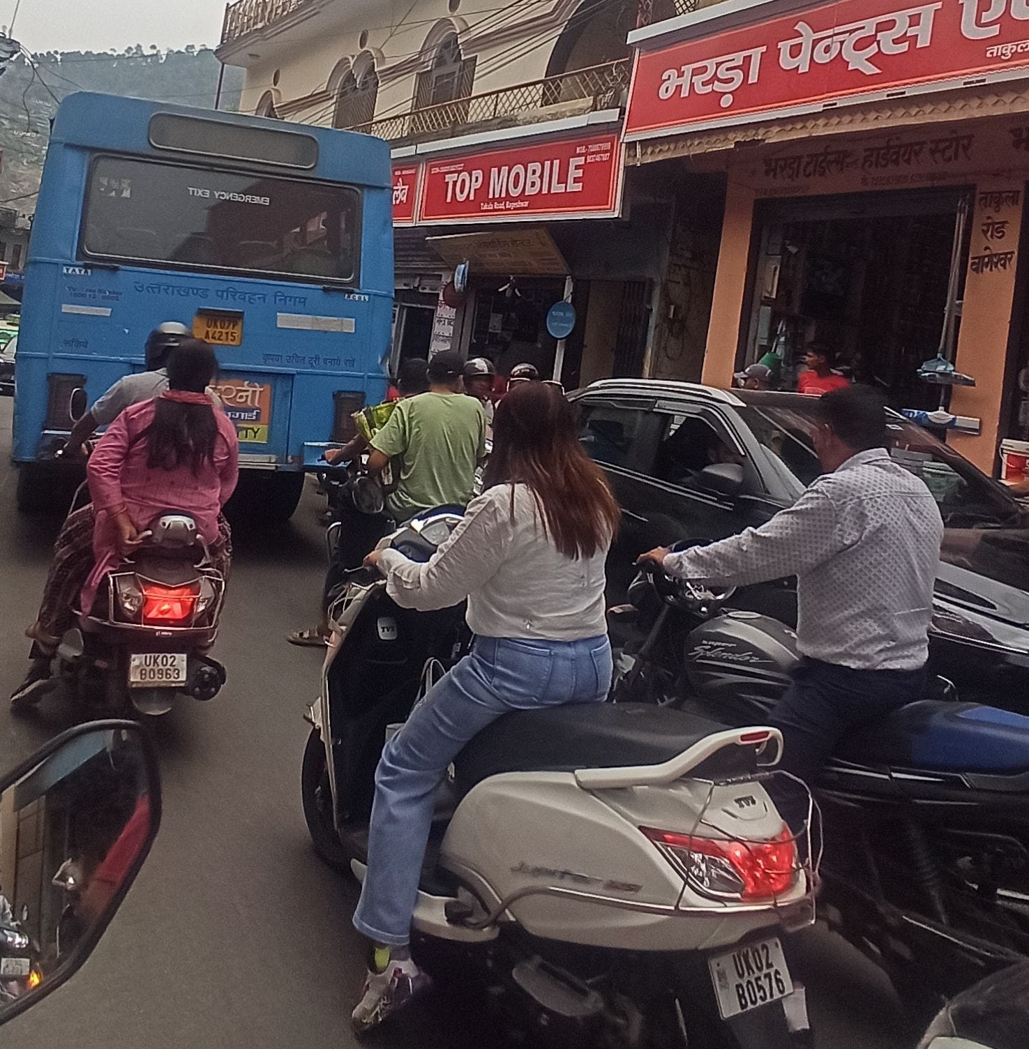 बागेश्वर के माल रोड में जाम लगने से फंसे वाहन। संवाद