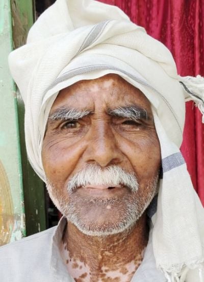 बिसौली के नागपुर गांव में सड़क पर हुए जलभराव से होकर निकलते लोग। संवाद बिसौली के नागपुर गांव में सड़क पर हुए जलभराव से होकर निकलते लोग। संवाद