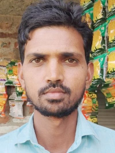 बिसौली के नागपुर गांव में सड़क पर हुए जलभराव से होकर निकलते लोग। संवाद बिसौली के नागपुर गांव में सड़क पर हुए जलभराव से होकर निकलते लोग। संवाद