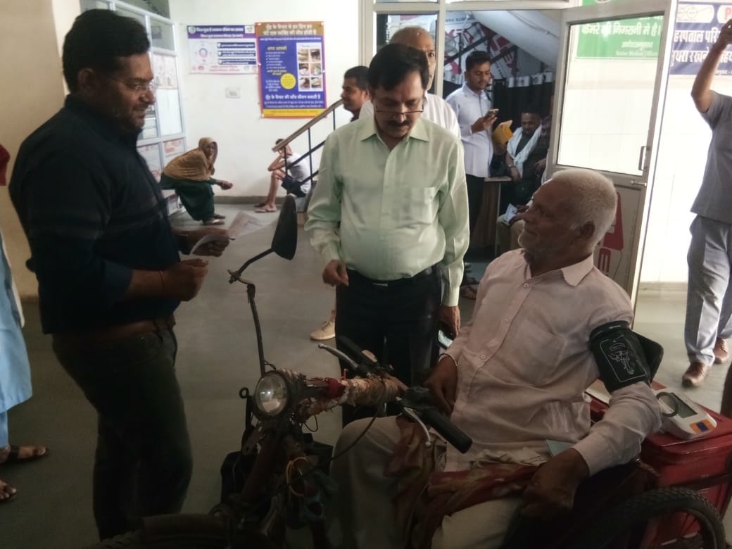फोटो संख्या:77- नागरिक अस्पताल महेंद्रगढ़ में स्टाफ को दिशा-निर्देश देते सीएमओ डॉ. रमेश चंद्र फोटो संख्या:77- नागरिक अस्पताल महेंद्रगढ़ में स्टाफ को दिशा-निर्देश देते सीएमओ डॉ. रमेश चंद्र