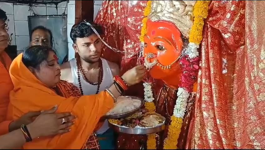 माता का पूजन कर लगाया गया मदिरा को भोग....