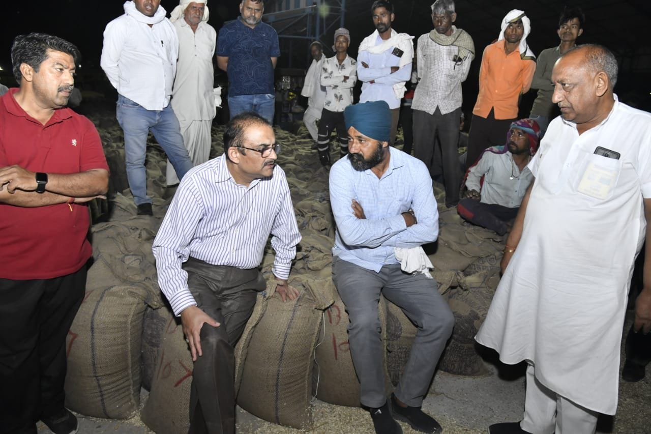 कुरुक्षेत्र। थानेसर अनाजमंडी में निरीक्षण के लिए पहुंचे मुख्य सचिव टीवीएसएन प्रसाद अधिकारियों कुरुक्षेत्र। थानेसर अनाजमंडी में निरीक्षण के लिए पहुंचे मुख्य सचिव टीवीएसएन प्रसाद अधिकारियों