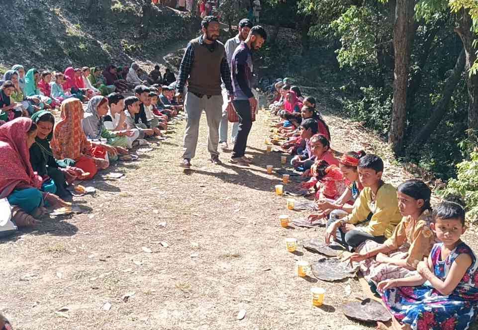 मनसा माता मेला धर्मपुर में भंडारे का प्रसाद वितरित करते मंदिर कमेटी के सदस्य। मनसा माता मेला धर्मपुर में भंडारे का प्रसाद वितरित करते मंदिर कमेटी के सदस्य।