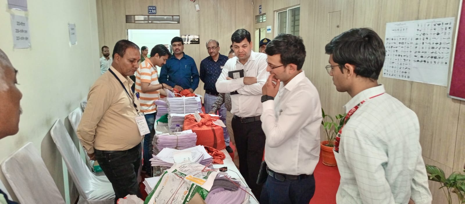नाम निर्देशन प्रक्रिया का ड्राई रन करते अधिकारी....