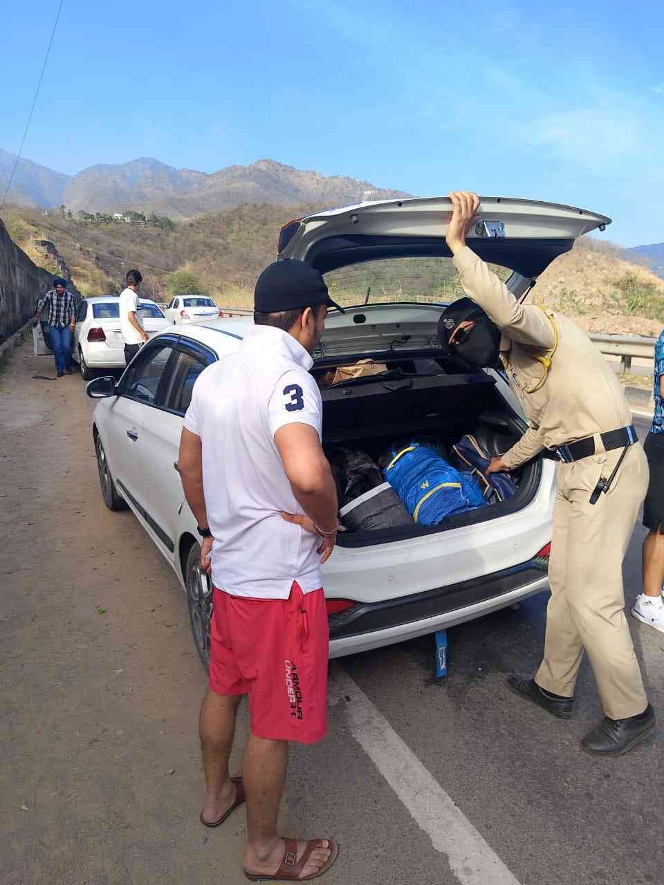 प्रदेश सीमा पर बाहरी राज्यों से आने वाले वाहनों की जांच करती पुलिस। संवाद प्रदेश सीमा पर बाहरी राज्यों से आने वाले वाहनों की जांच करती पुलिस। संवाद