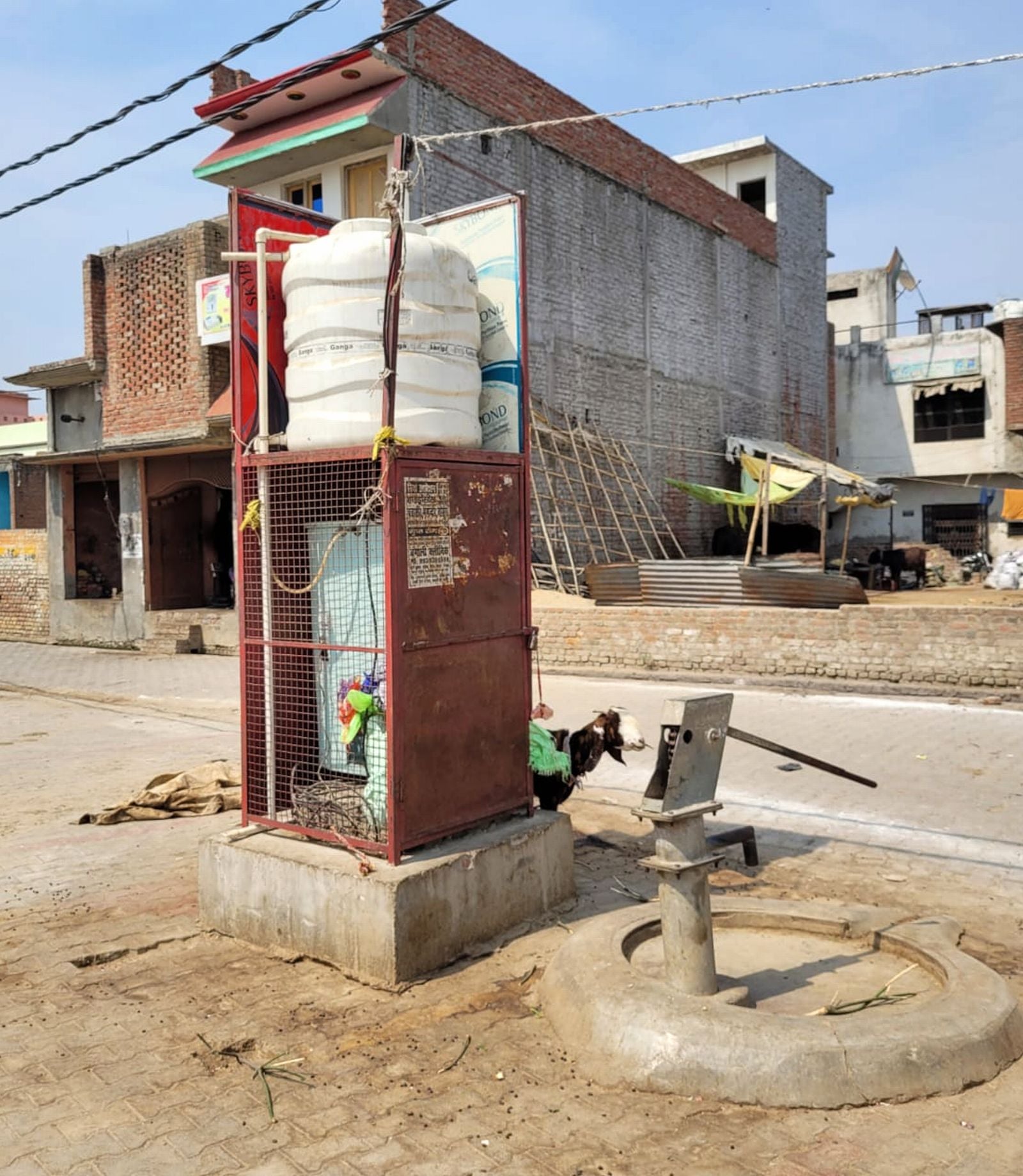 शहर के आंबेडकर पार्क के पास खराब पड़ा वाटर कूलर। संवाद