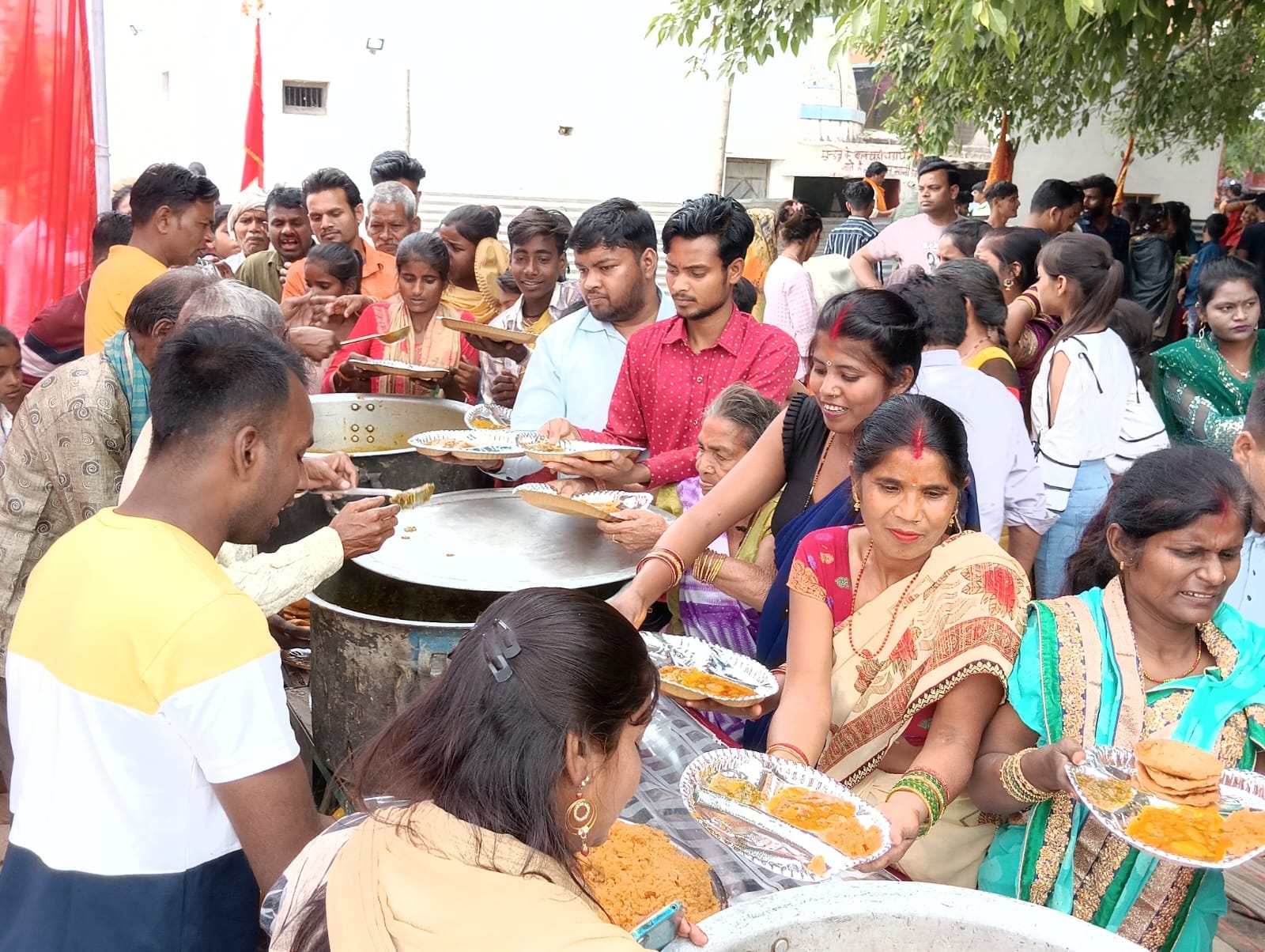 शहर के यशवंतरी देवी मंदिर पर नवरात्र अष्टमी पर पूजा अर्चना करने को लगी श्रद्धालुओं की भीड़ । सं