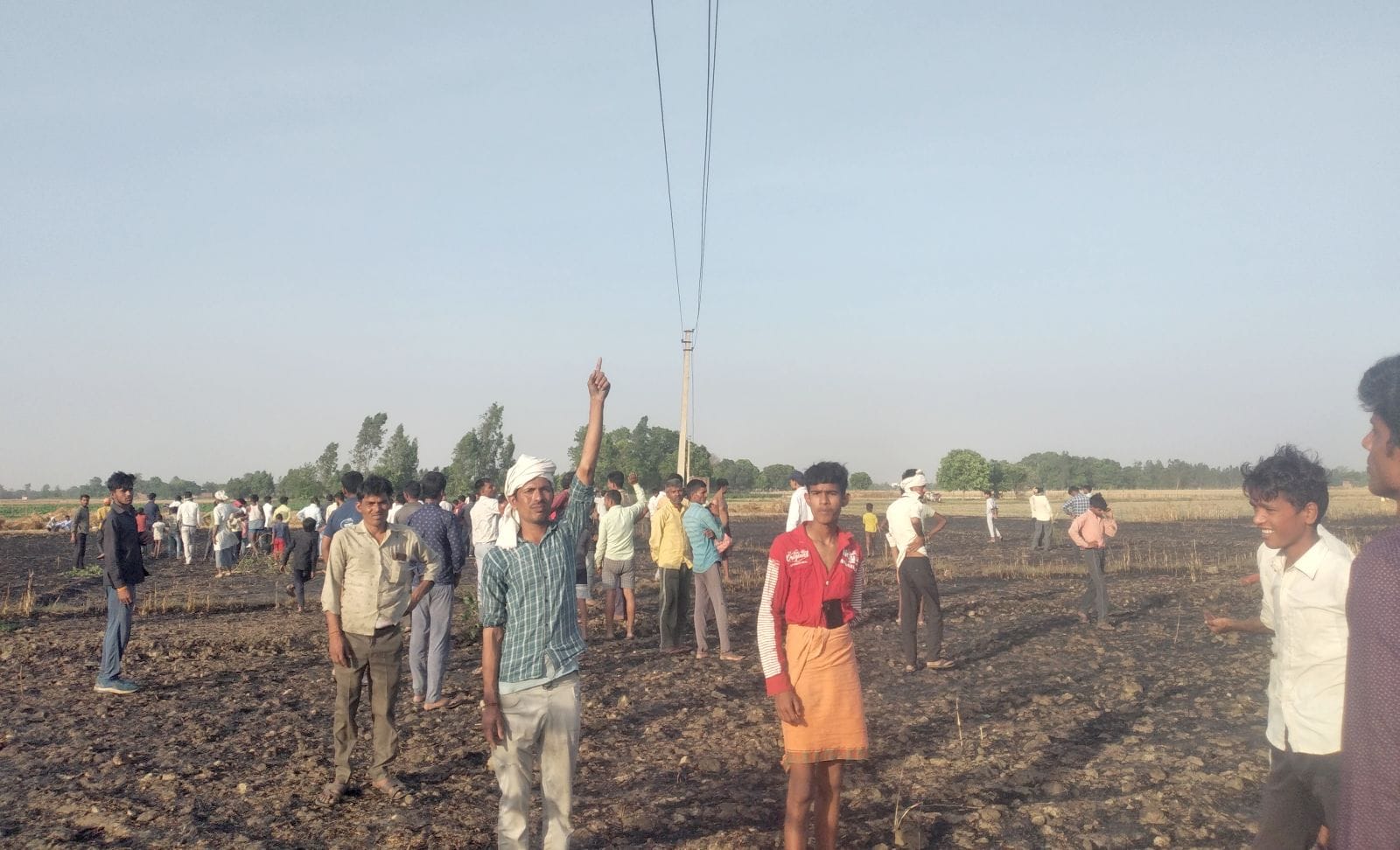 बगरैन क्षेत्र के गाँव रानी गौटिया में आग से जली गेंहू की फसल। संवाद