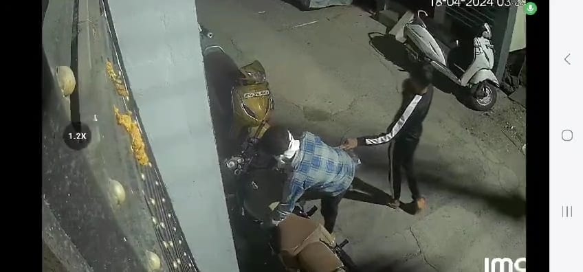 बुलेट चुराने आए थे लॉक नहीं टूटा तो निकाल ले गए पेट्रोल