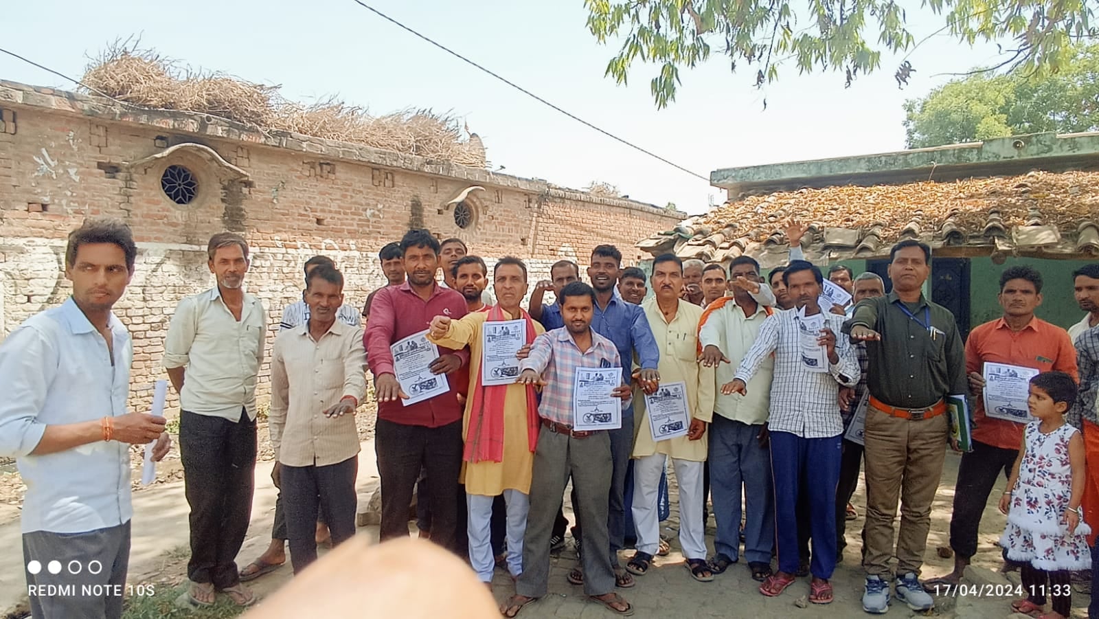 बीसलपुर के गांव बरसिया के कुंवर झंकार सिंह इंटर कॉलेज में शपथ लेती छात्राएं। संवाद बीसलपुर के गांव बरसिया के कुंवर झंकार सिंह इंटर कॉलेज में शपथ लेती छात्राएं। संवाद