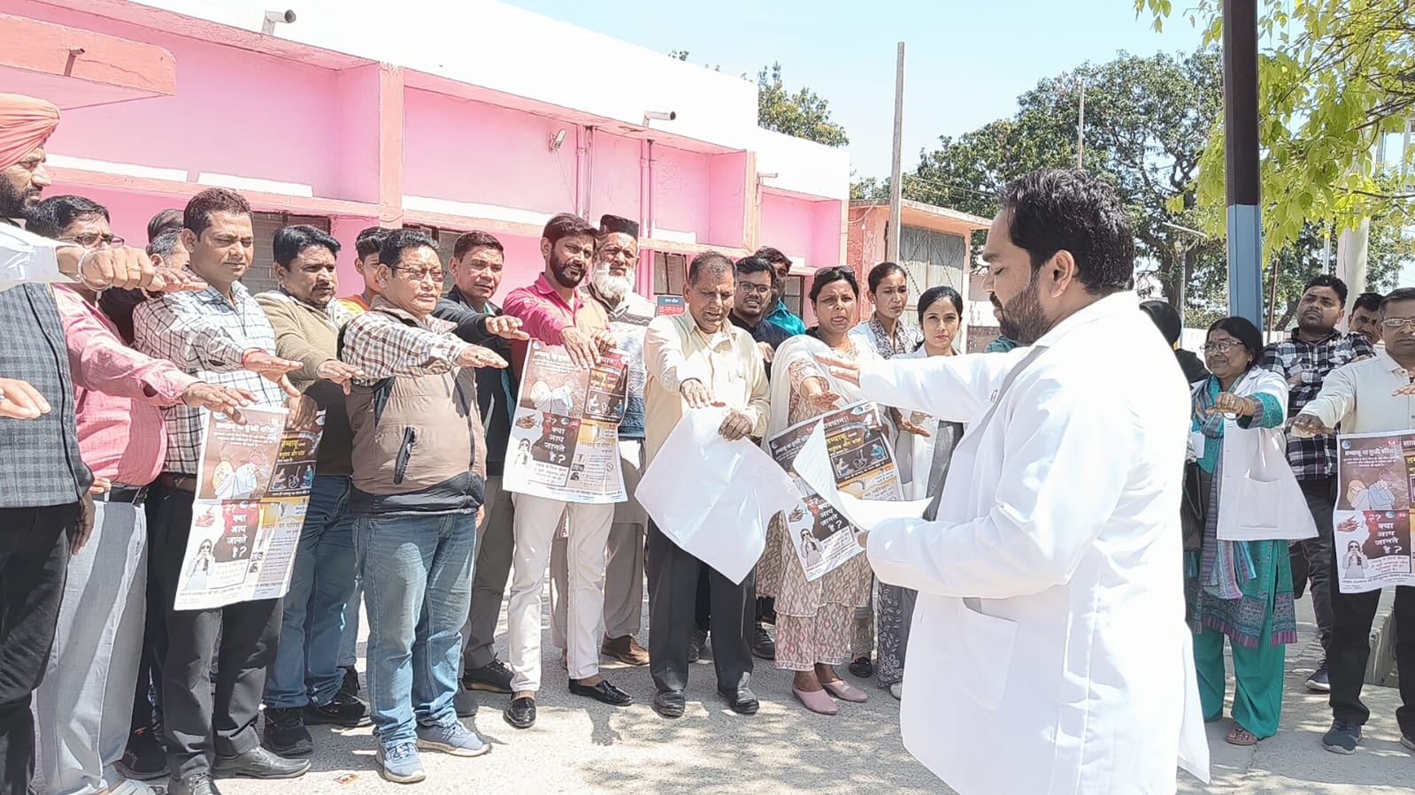 बीसलपुर के गांव बरसिया के कुंवर झंकार सिंह इंटर कॉलेज में शपथ लेती छात्राएं। संवाद बीसलपुर के गांव बरसिया के कुंवर झंकार सिंह इंटर कॉलेज में शपथ लेती छात्राएं। संवाद