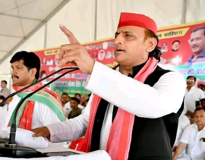 नजीबाबाद में जनसभा में भीड़ का अभिवादन करते सपा के राष्ट्रीय अध्यक्ष अखिलेश यादव और आम आदमी प नजीबाबाद में जनसभा में भीड़ का अभिवादन करते सपा के राष्ट्रीय अध्यक्ष अखिलेश यादव और आम आदमी प